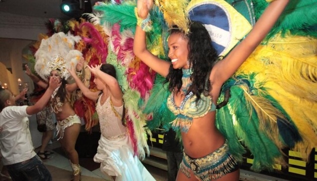 רקדניות ברזילאיות לבת מצווה במופע ברזילאי