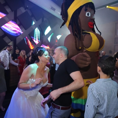 בובות ענק בחתונה בסגנון ברזילאי