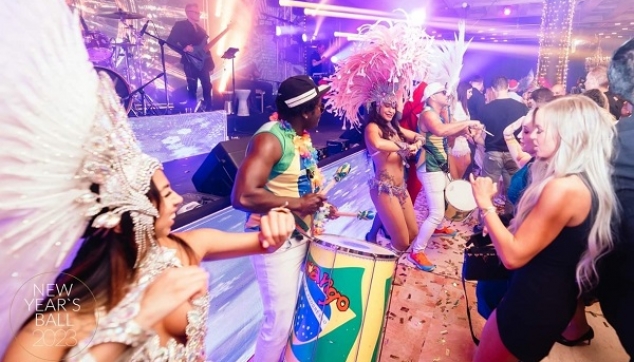 בטוקדה יחד עם רקדניות ברזילאיות