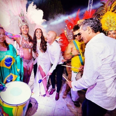 זוג מתחתן עם רקדניות מברזיל