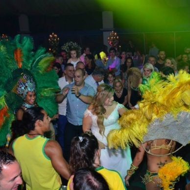חתונה עם רקדניות במקצב ברזילאי