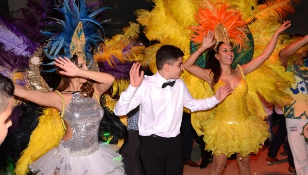 חתן המצווה עם רקדניות ברזילאיות