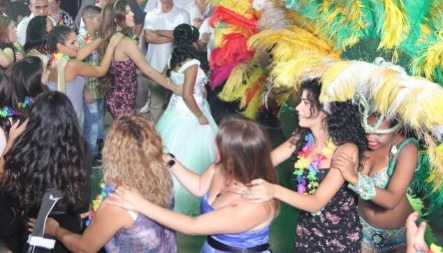 להקה רקדניות ברזילאיות בחתונה