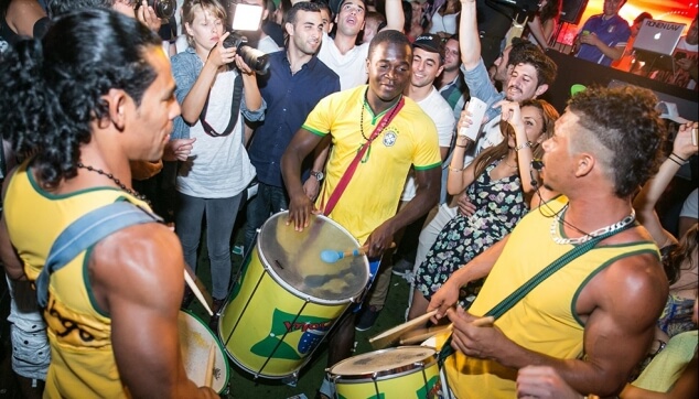 מתופפים ברזילאים במסיבה