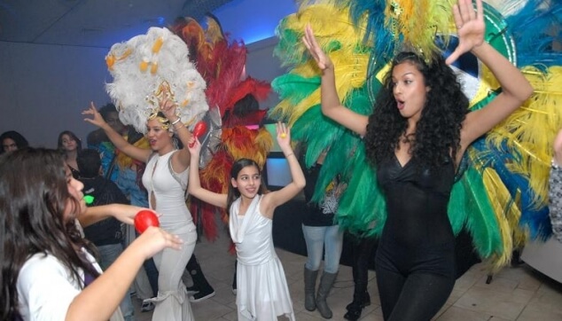 רקדניות ברזילאיות בבת מצווה