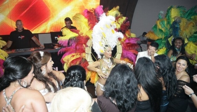 רקדניות ברזילאיות בחתונה עושות שמח