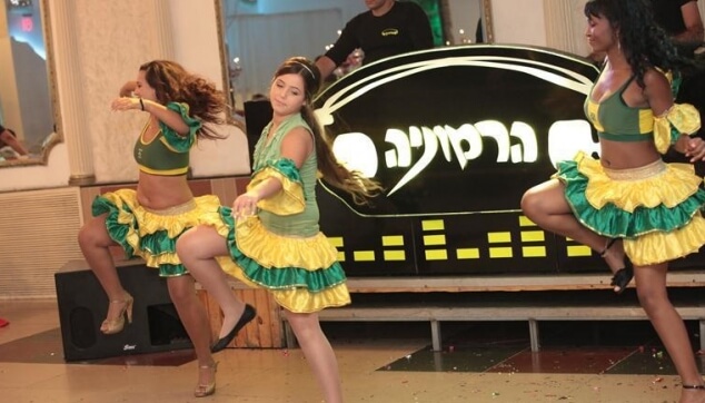 רקדניות ברזילאיות במופע עם כלת הבת מצווה