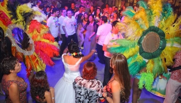 רקדניות ברזילאיות מקפיצות את הקהל