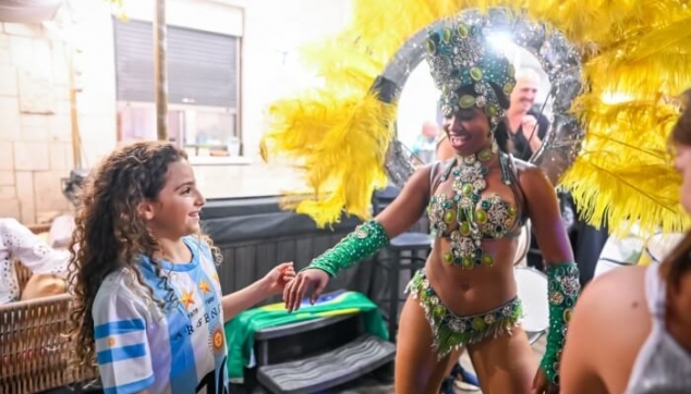 רקדניות ברזילאיות מרימות אווירה