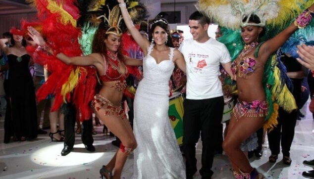 רקדניות ברזילאיות עושות שמח בחתונה