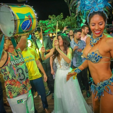רקדניות לחתונה בקצב ברזילאי