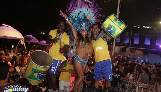 רקדנים ברזילאים למסיבה