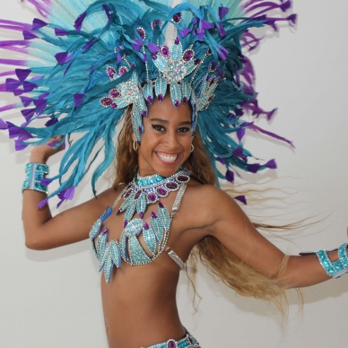 רקדנית בלבוש ברזילאי אותנטי