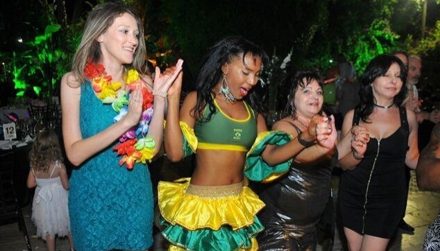 רקדנית ברזילאית בבר מצווה