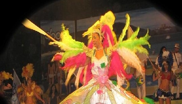 רקדנית ברזילאית בהופעה
