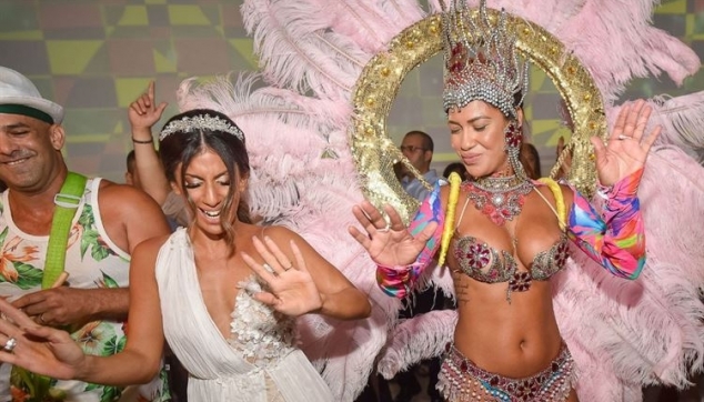 רקדנית ברזילאית בחתונה