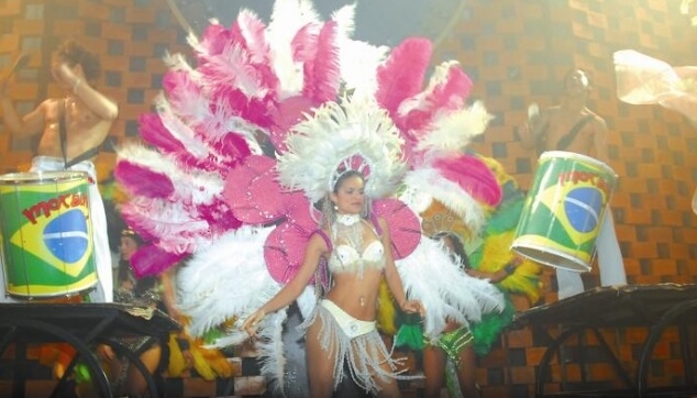 רקדנית ברזילאית במסיבה