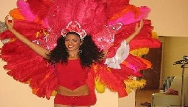 רקדנית ברזילאית בתלבושת אדומה