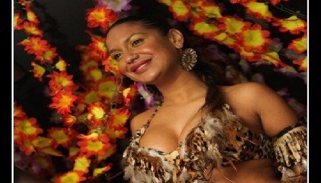 רקדנית ברזילאית בתלבושת אפריקאית