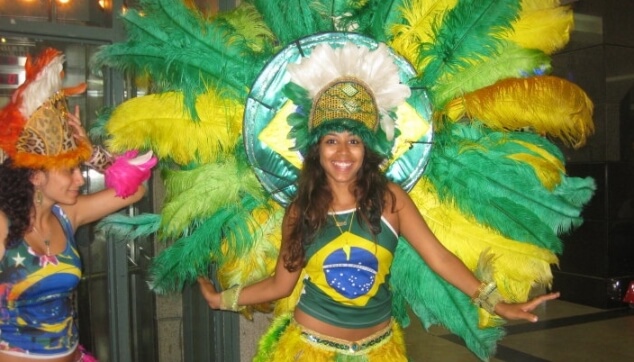 רקדנית ברזילאית בתלבושת צנועה