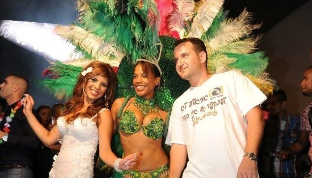 רקדנית ברזילאית עם החתן והכלה