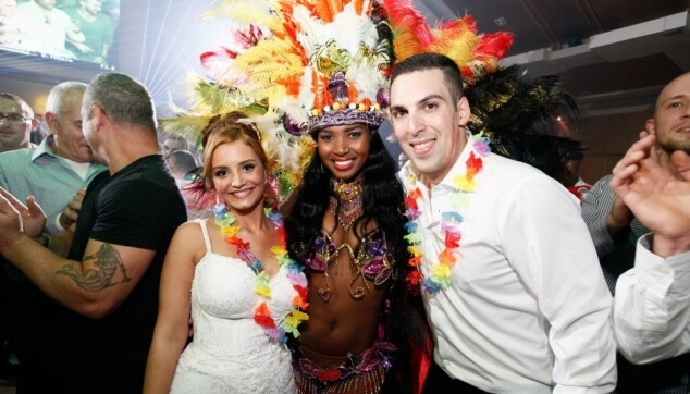 רקדנית ברזילאית עם הכלה והחתן