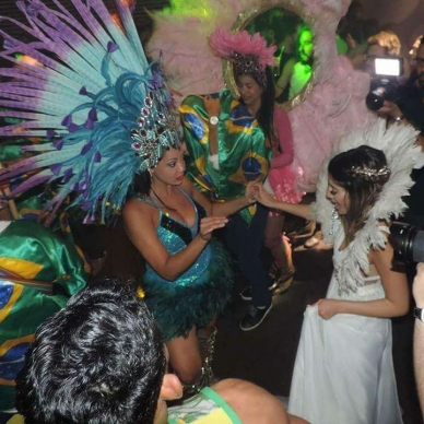 רקדנית ברזילאית עם כלה