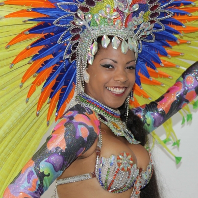 רקדנית ברזילאית צבעונית לאירוע