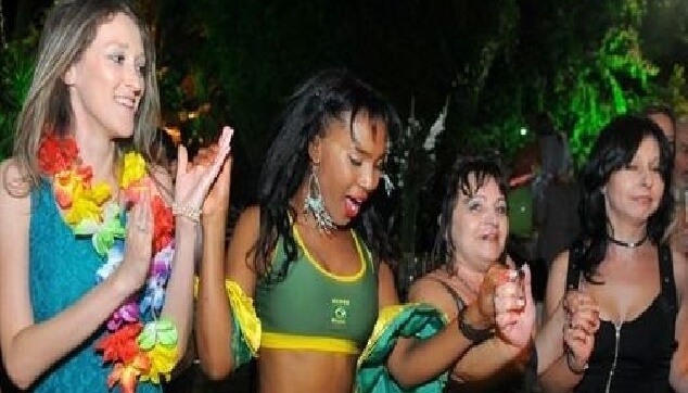 רקדנית ברזיליאית עם האורחים
