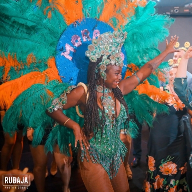 רקדנית מורנגו ברזיל מקפיצה את האירוע