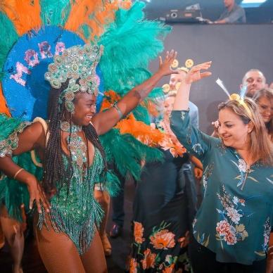 רקדנית מורנגו ברזיל מקפיצה את האירוע